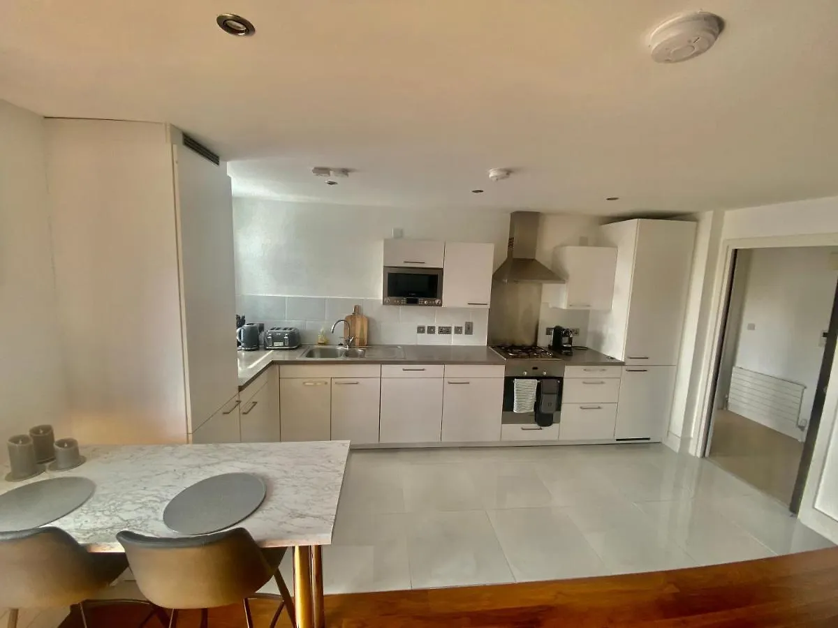 Amazing City Centre 1 Bedroom Apartment With Balcony Lgbtq Friendly 벨파스트 0*,